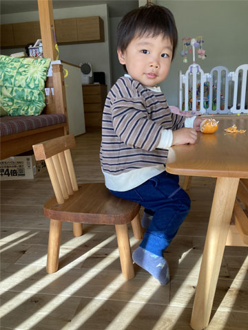 手仕上げの子供椅子