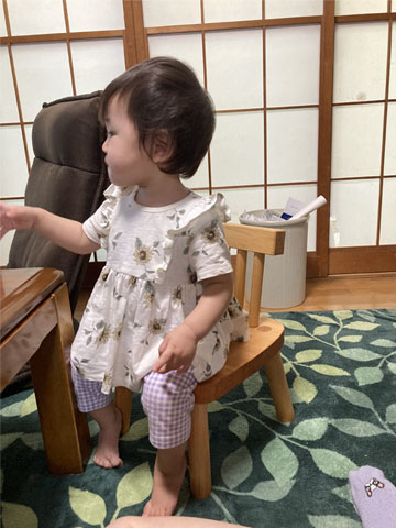 手仕上げの子供椅子