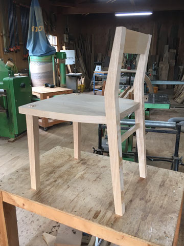 新作の椅子