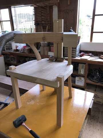 木の椅子の仮組み