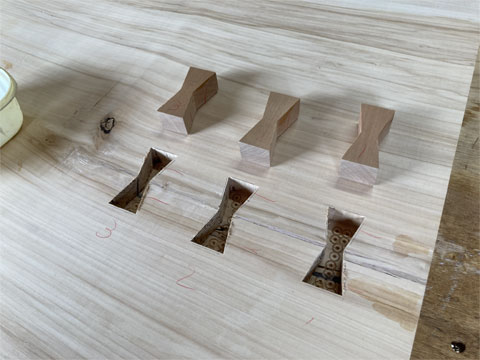 �Ȗ��C�ꖇ�_�C�j���O�e�[�u��