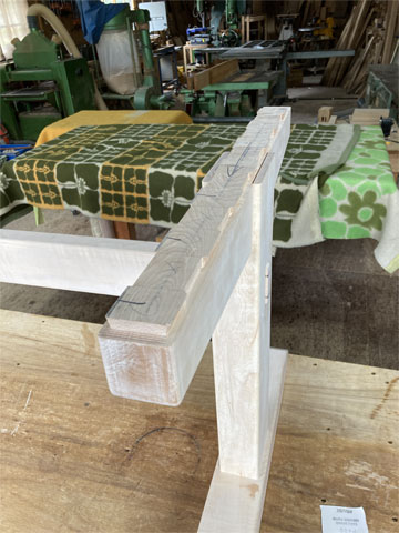 �_�C�j���O�e�[�u���̋r