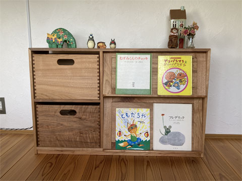 胡桃(クルミ) 絵本棚