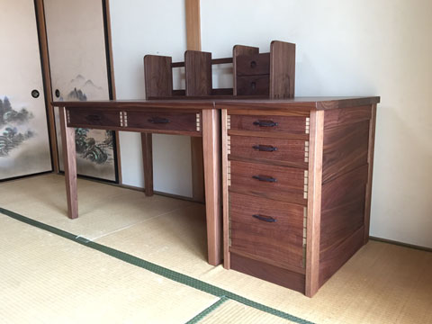 ウォールナット 学習机(無垢一枚板特別仕様)
