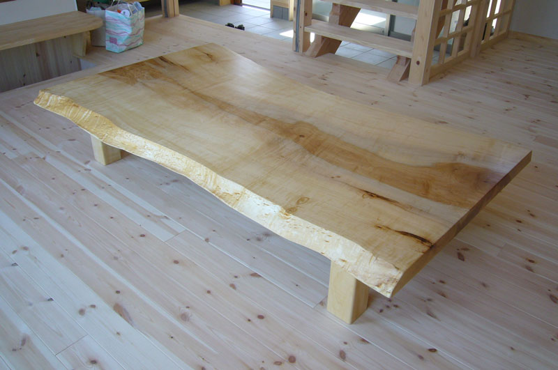 栃（トチ）無垢一枚板 座卓：ダイニングテーブルや手作り家具の